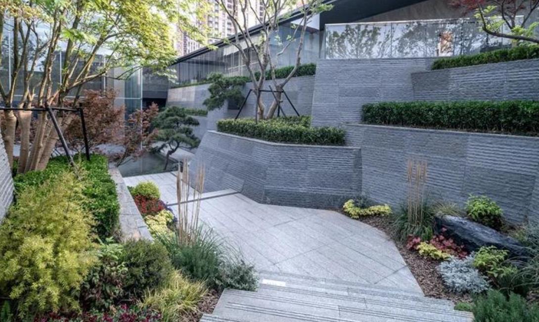 解鎖外墻裝飾風(fēng)格！GRC斧鑿石掛板的魔幻之處